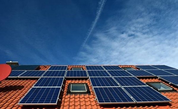 Comment le minimalisme peut-il favoriser l'utilisation des énergies renouvelables et du solaire ?